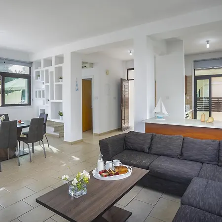 Mylos 8 Villa Protarász